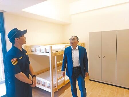 新北市警察局28日舉辦「三重分局交通分隊及公有拖吊場共構新建工程」落成啟用典禮,市長侯友宜(右)參觀內部環境。(張鎧乙攝)