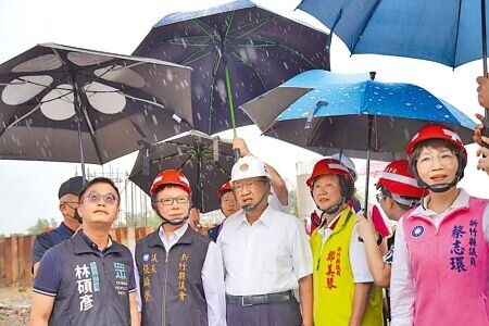 新竹縣長楊文科(左三)與縣議會議長張鎮榮(左二)28日前往了解台1線替代道路新闢工程進度。(陳育賢攝)