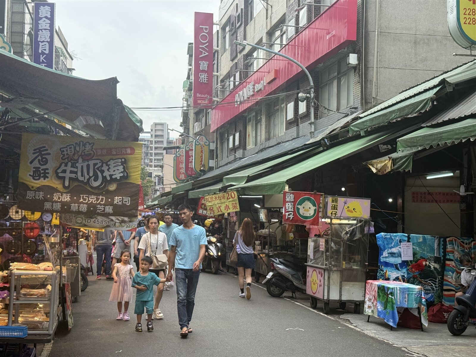 新北市府近日於蘆洲湧蓮寺商圈成功路寶雅門前張貼公告，指該處為公有建物前方區域，考量人流動線與公共安全，自7月31日起禁止設攤。記者張策／攝影 