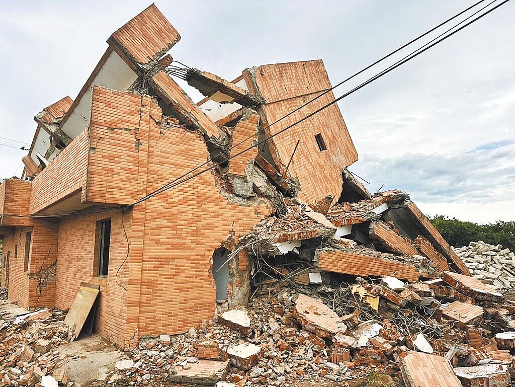 桃園航空城開發區菓林地區驚見「半拆」狀態建物，牆面裸露、磚塊恐墜落，且鄰近馬路、人車頻繁進出，引發住戶安全疑慮。目前航空城工程處已將建物拆除完畢，近期將把殘留廢棄物盡速清運。圖／游吾和提供