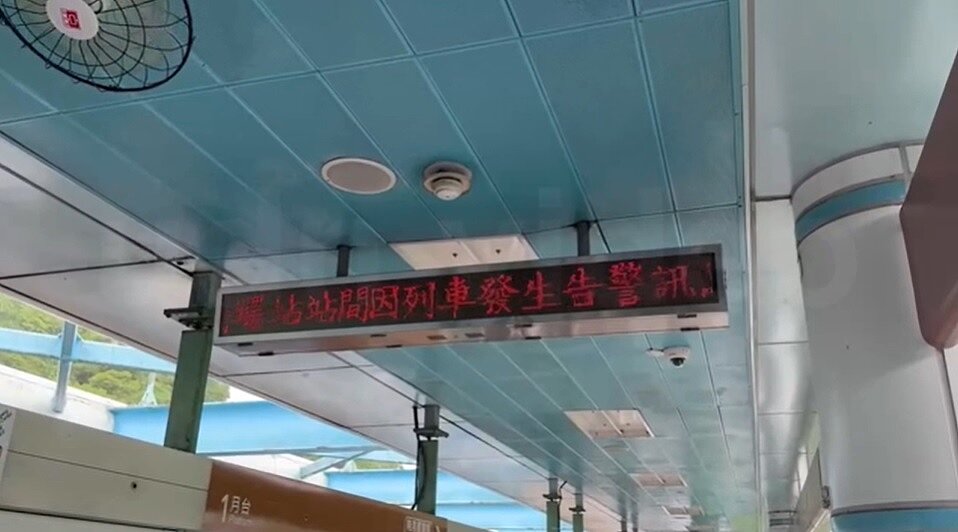 台北捷運文湖線大直站往動物園站方向一部列車異常警訊。圖/記者林佳彣