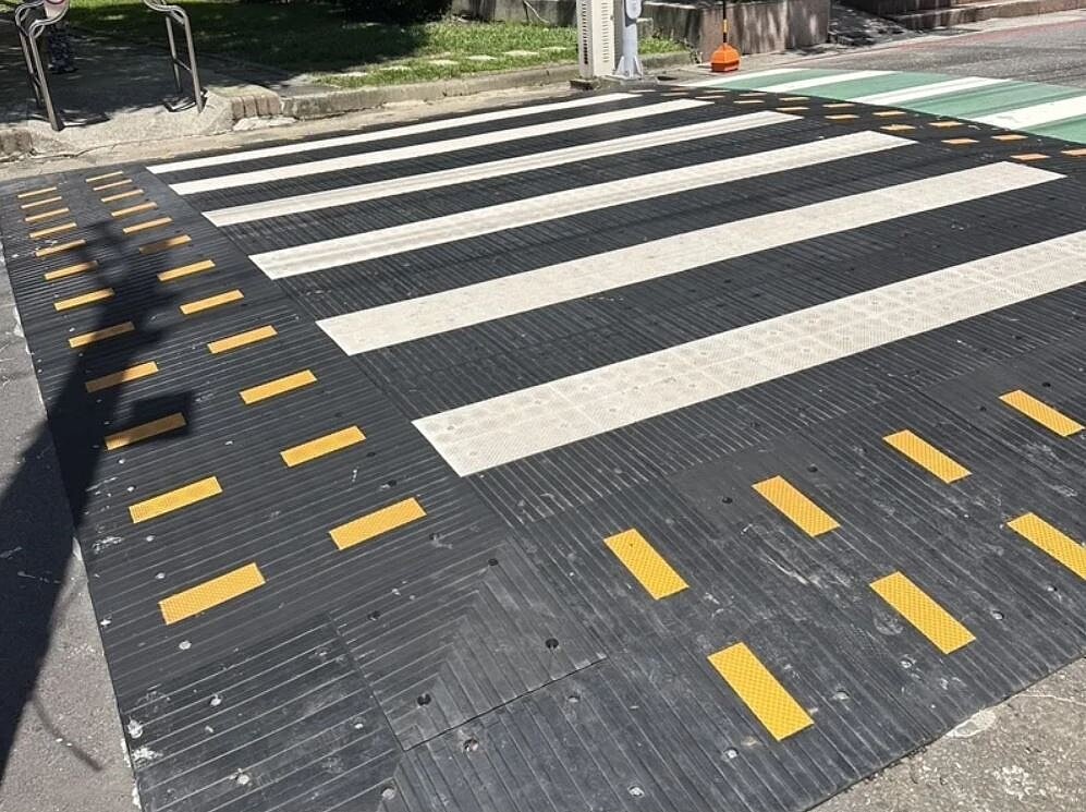 桃園市桃園區同安街前近期新設減速平台,卻導致不少騎士經過慘摔,連行人路過都心驚驚。圖/讀者提供