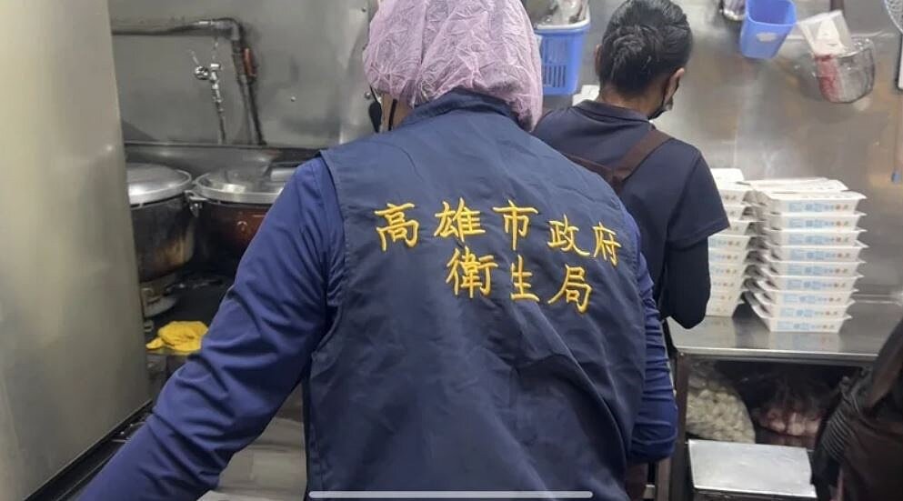 衛生局人員稽查滷肉飯分店。圖／衛生局提供
