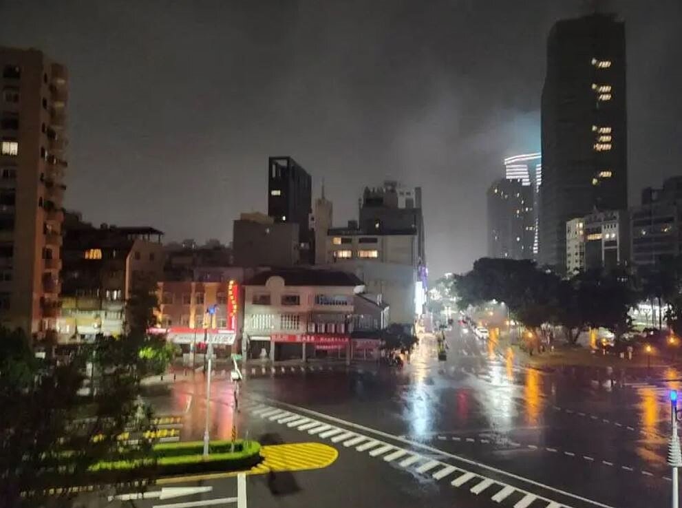 高雄入夜後,市區大雨不斷,天空不時閃電照亮夜空。圖/讀者提供