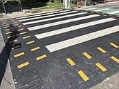 桃園減速平台挨批成「奪命路障」　騎士接連摔車濺血