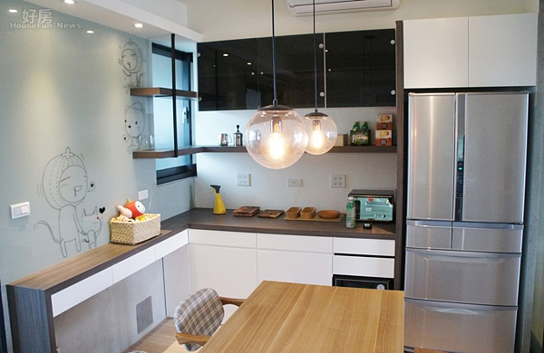 3-4.廚房採日式開放風格，且與客廳之間有四段式拉門設計，當冷氣打開或在炒菜時味道就不會飄到客廳。