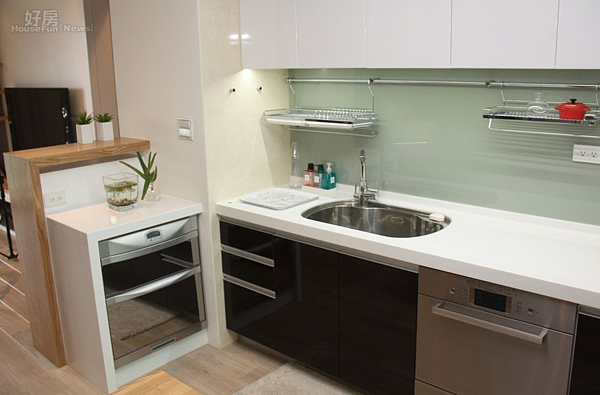 3-4.廚房採日式開放風格,且與客廳之間有四段式拉門設計,當冷氣打開或在炒菜時味道就不會飄到客廳。