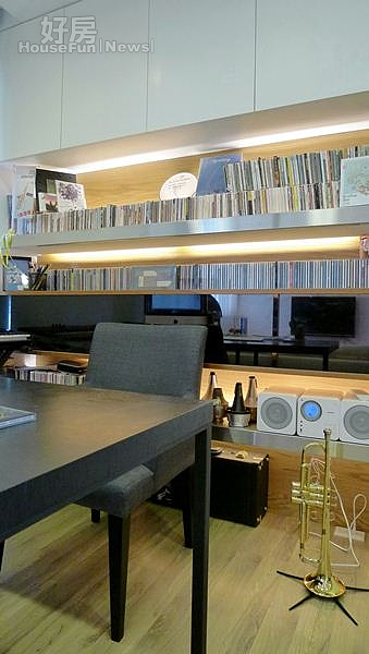 工作室簡單舒適,連擺放在地上的樂器也很有型