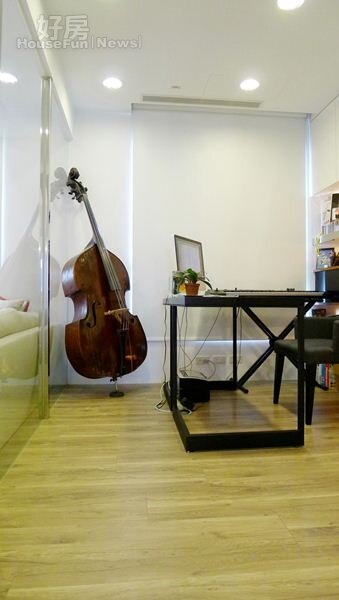 魏廣皓的玻璃屋工作室，角落大提琴是老婆主修的樂器。