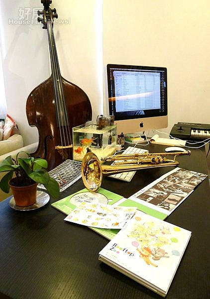 書桌上放著他為小孩製作的爵士CD