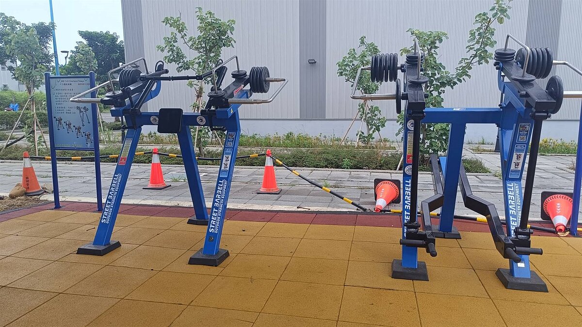 八里體健綠帶（Bali Outdoor Gym）」體健設施。圖／新北市政府提供
