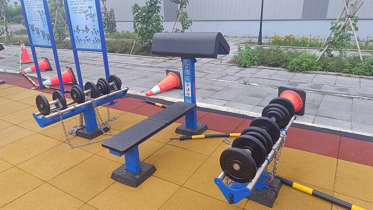 八里體健綠帶（Bali Outdoor Gym）」體健設施。圖／新北市政府提供