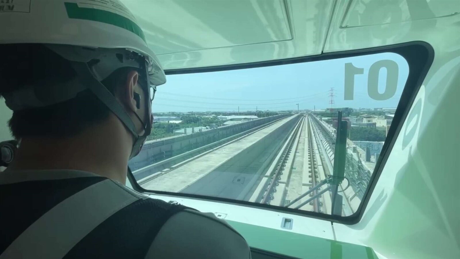 營運初期列車上可能會有人，但卻不是會去操控列車的「司機」，這名「人員」的職責就是在列車上排除突發狀況，或者當系統有些不穩定時做出微調。圖：桃園市政府提供