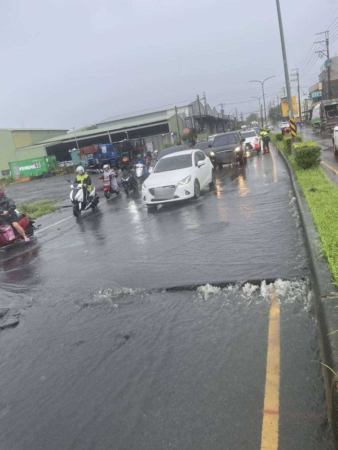 為維護用路人安全，員警立即於受損路面前後擺設交通錐。圖：警方提供