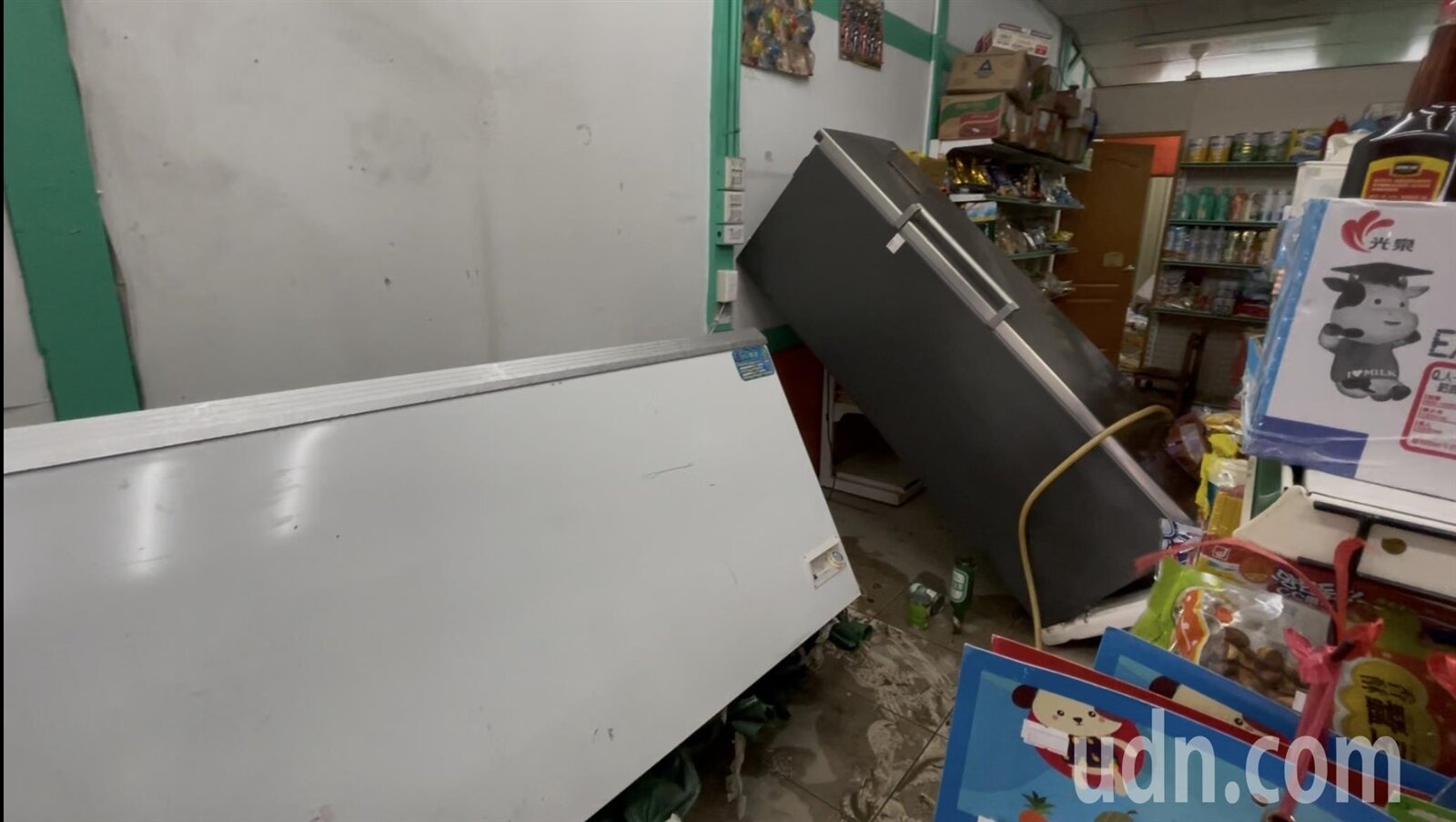 後壁菁寮老街一家柑仔店內受到大車經過的水流影響,店內冷凍櫃、冰箱都被水流撞的東倒西歪。記者萬于甄/攝影