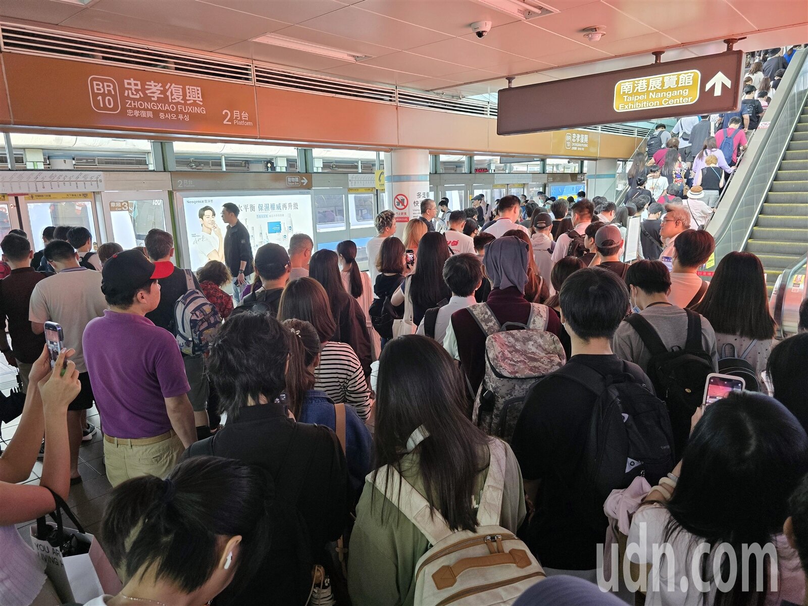 台北捷運文湖線今天早上發生列車異常警訊，由於是通勤尖峰時段，大批乘客擠爆月台。記者邱德祥／攝影 