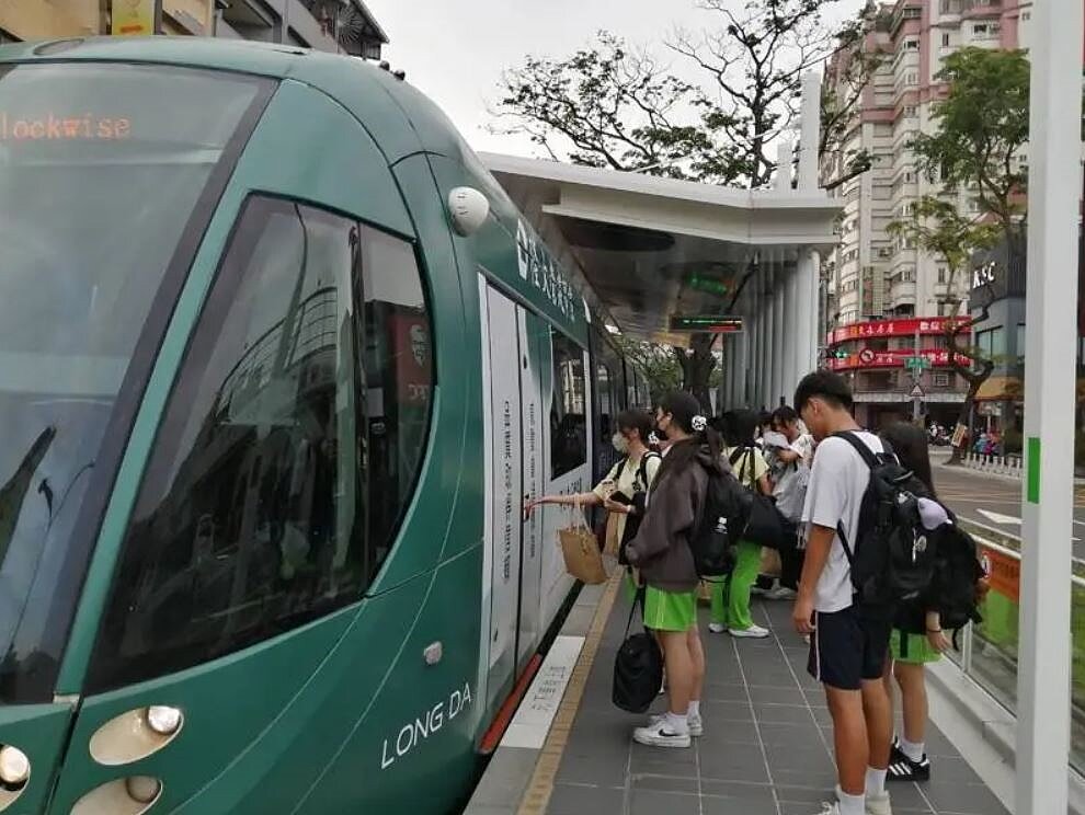 高雄輕軌今年上半年因吉伊卡哇展期較黃色小鴨短,導致「觀光運量」下降,但上半年總體運量已突破667萬人次,搭乘輕軌通學、就醫的運量均相較去年成長。圖/高雄市捷運局提供