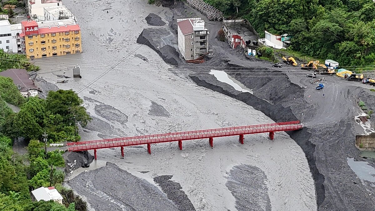 前鄉長孔文博透過空拍機拍下廬山塔羅灣溪現況，其鋼便橋橋頭引道看起來岌岌可危。圖／孔文博提供