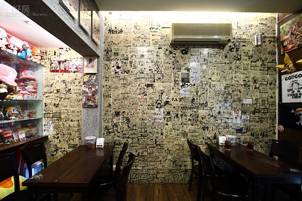 
4.一整面的《海賊王》漫畫牆都是自己DIY，一本本撕下後再貼上。