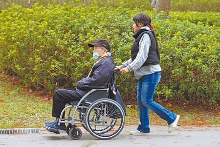 8月起80歲以上等族群免評巴氏量表,即可申請聘僱外籍家庭看護工。圖∕本報資料照片