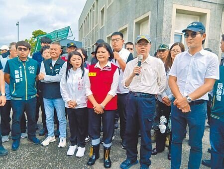 行政院長卓榮泰(前右二)推「6年1000億跨年度治水預算」,彌補過去治水缺口。(張朝欣攝)