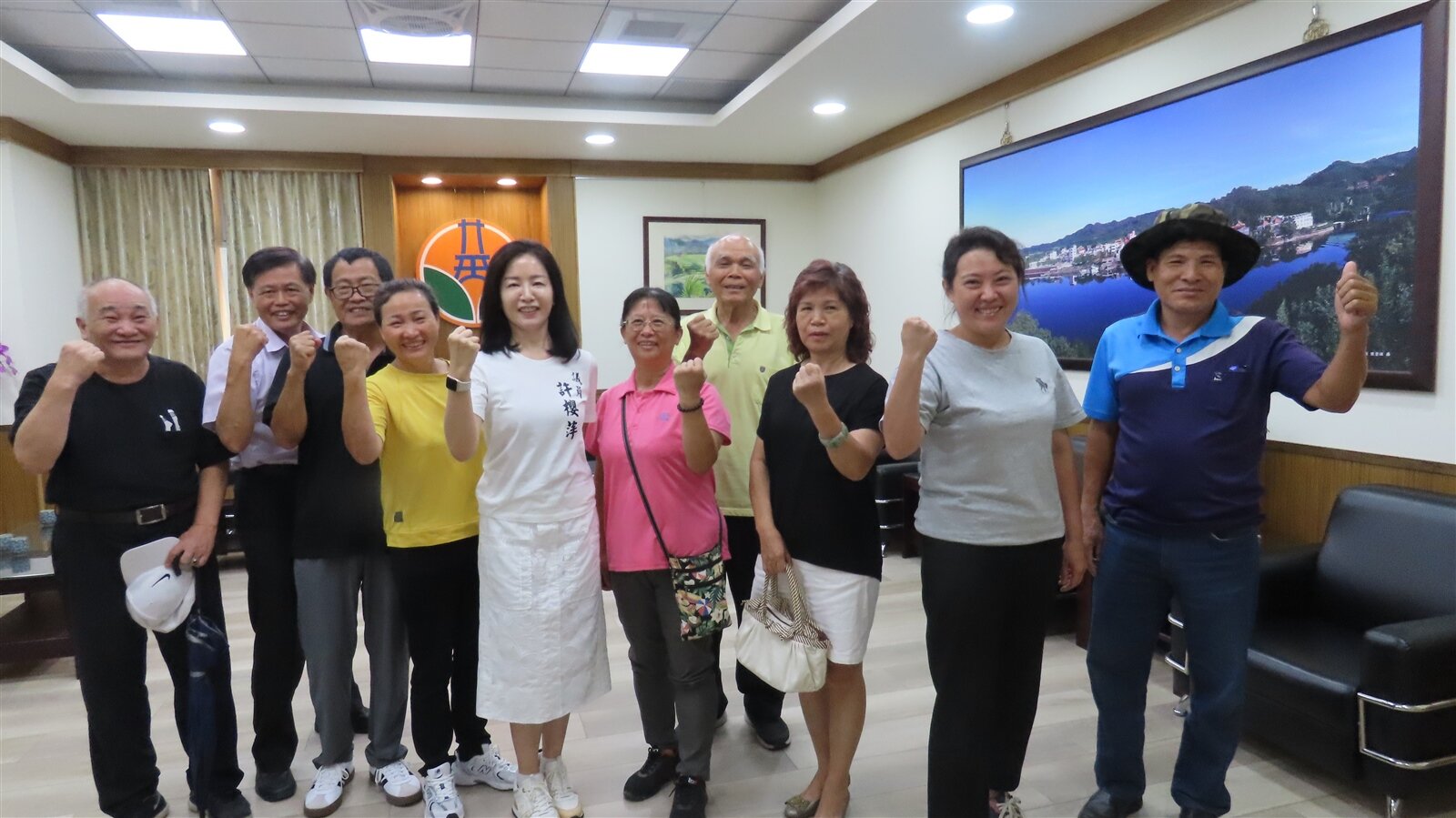 苗栗縣頭屋鄉人口跌破1萬人,下屆鄉民代表席次預估從11席減少至7席,縣選委會最近通過維持原選區規畫惹議,地方人士昨向縣長鍾東錦陳情。記者范榮達/攝影