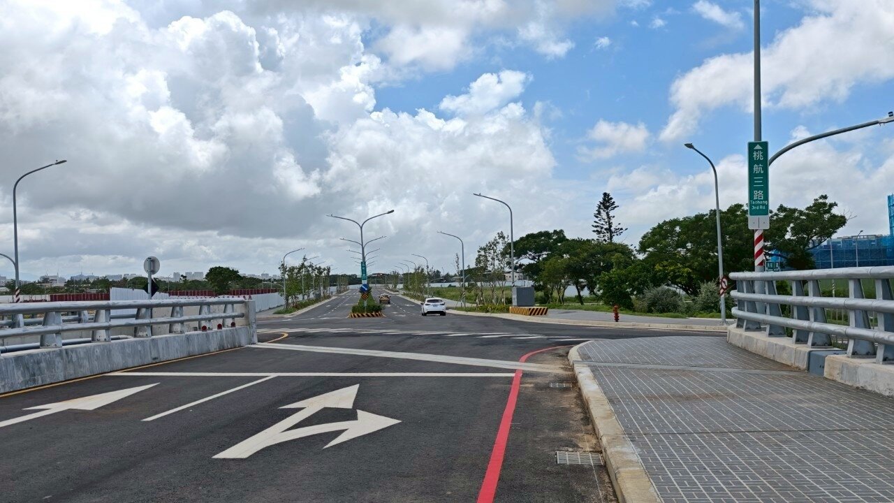 桃園航空城雖進入開發階段,不過汙水處理廠還沒動工,當地議員要求加速。圖為開發區內新闢50公尺寬的桃航三路。記者鄭國樑/攝影