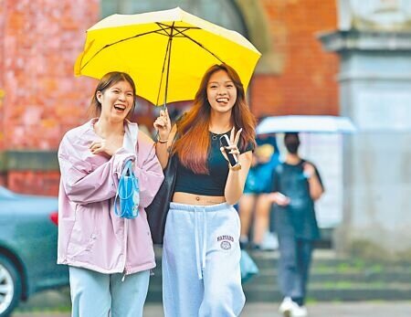 今年分科測驗新增數乙考科,影響一類組分數較大。圖為12日考完公民與社會的考生開心離開考場。(郭吉銓攝)