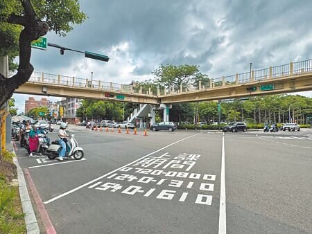 
新竹市8月1日起將有多項與交通有關的新政策上路，其中包括中央路、自由路口等全市3處路口取消機車2段式左轉，籲騎士多留意。（陳育賢攝）
