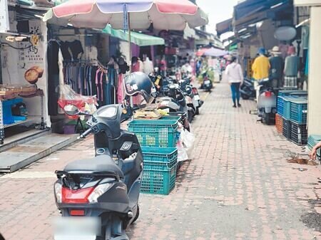 雲林縣斗六西市場一大「特色」,就是流動攤販在馬路中線設攤,形成單向人流,人潮只能往前走。(周麗蘭攝)