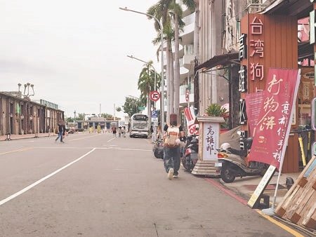 高雄市駁二藝術特區不是缺乏人行道,就是設施破損或遭占用,迫使民眾走上馬路增添風險。(任義宇攝)