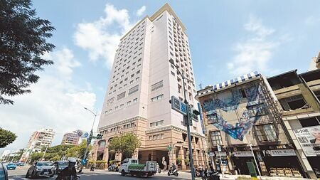 高雄老字號麗尊酒店近年不敵新品牌競爭,營運狀況不如預期,近期被建商收購。(柯宗緯攝)