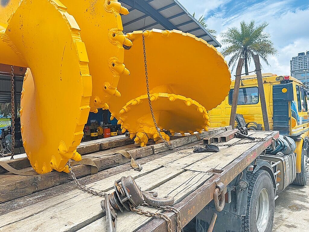 60歲林姓工人29日中午12時許,在新北市林口區文化二路二段某工地從事裝卸作業時,疑似在固定大型螺旋鑽頭過程中不慎失足墜落,當場失去生命跡象,送醫後不治。(林口警分局提供/李育嫺新北傳真)