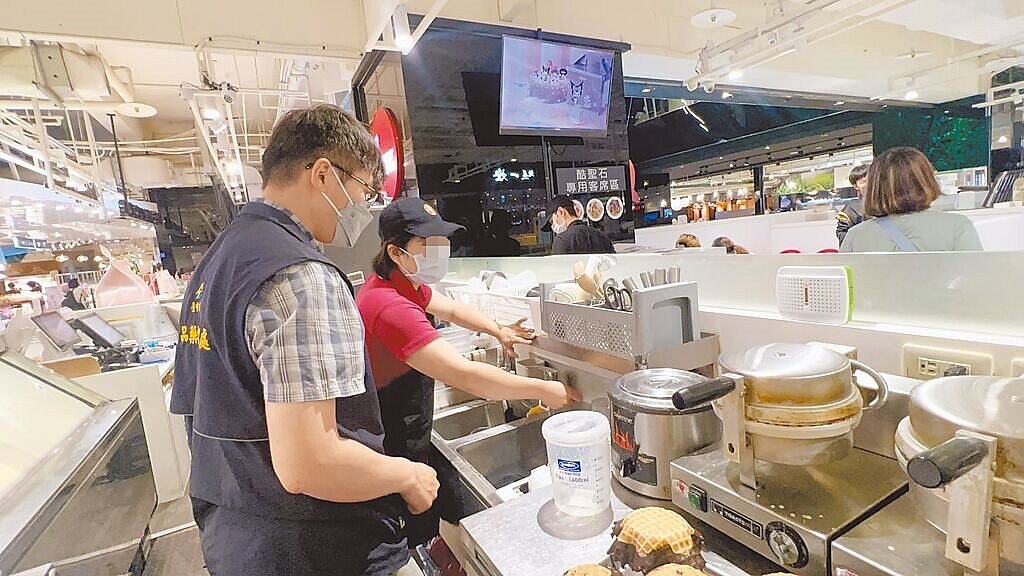 知名連鎖冰淇淋店疑將稀釋後漂白水誤當白開水給顧客飲用，台中市食安處派員至現場釐清。（台中市食安處提供／陳淑娥台中傳真）