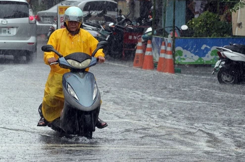西南氣流影響,易有短延時強降雨,中央氣象署發布豪雨特報。聯合報資料照片