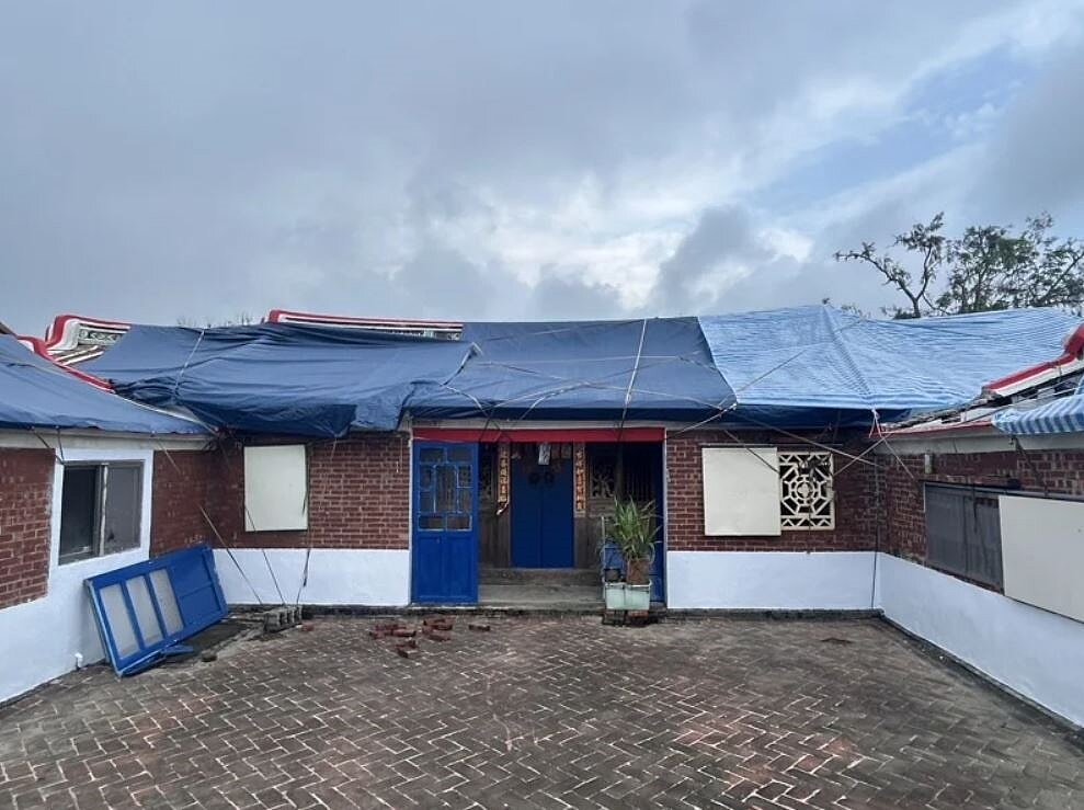 台南市七股區城內百年蘇家古厝,快整修完又遭丹娜絲颱風侵襲損毀,目前屋頂先搭蓋帆布保護。圖/讀者莊昭盛提供