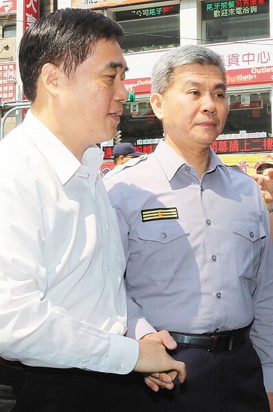 針對昨晚學生包圍台北市中正一分局的事件,台北市長郝龍斌上午前往中正一分局慰問分局長方仰寧及執勤員警。 記者曾學仁/攝影