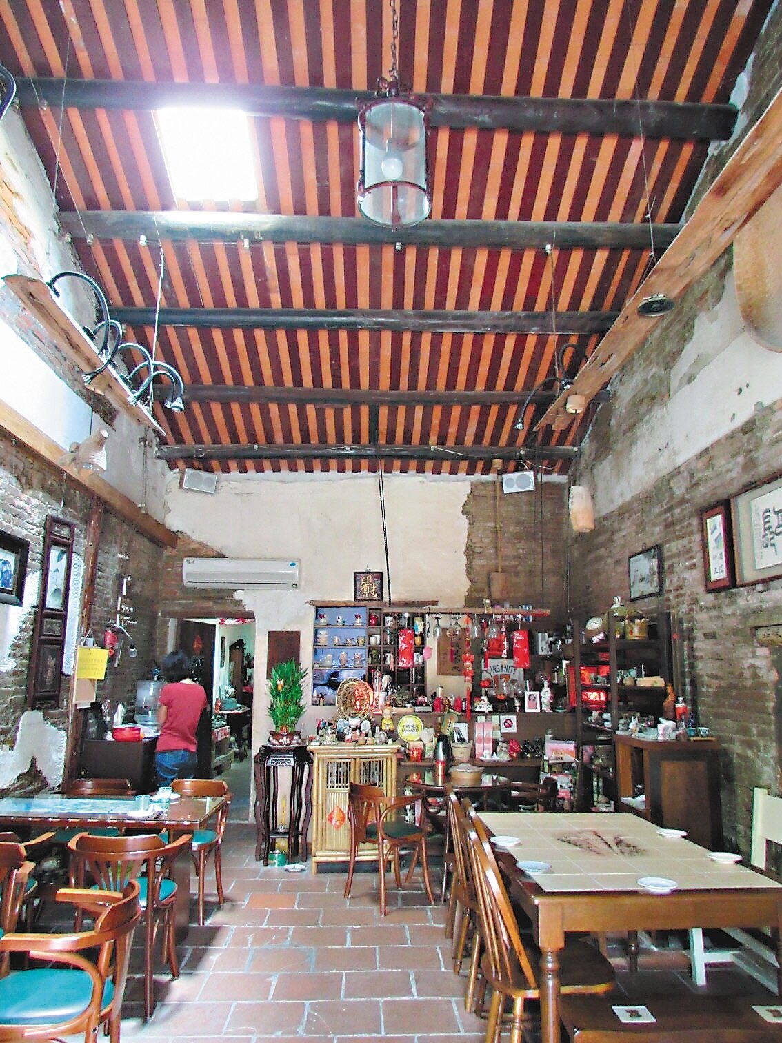 王玉夫婦5年前買下有100多年歷史的閩南式老屋，以維持舊門面方式修補，改造為筑馨居餐廳。 記者鄭維真／攝影