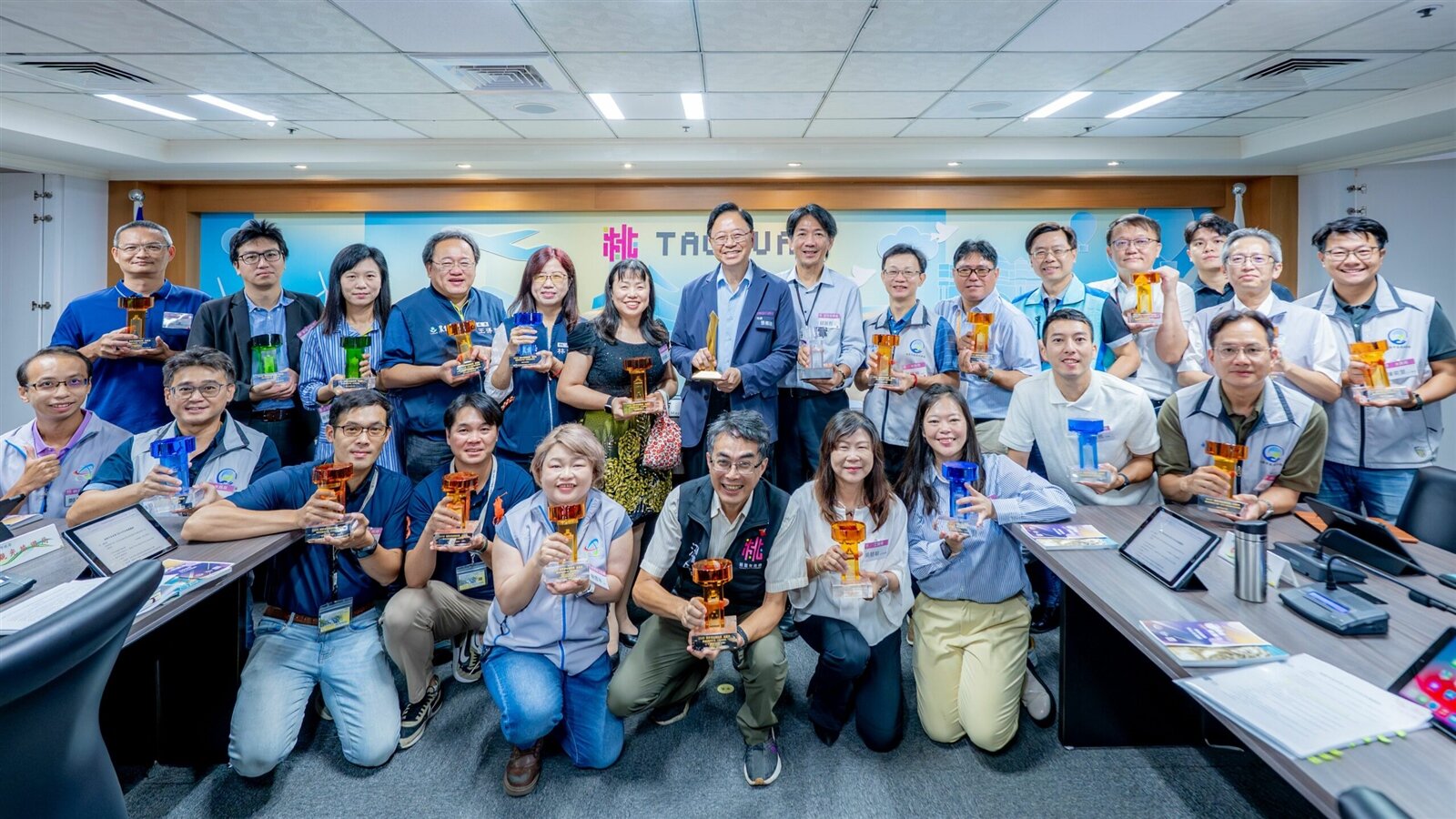 桃園市長張善政接受獲獎局處呈獻榮獲「2025全球卓越建設獎」金獎及「國家卓越建設獎」共28座獎項。圖:市府提供