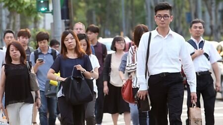 財政部發布最新的性別統計年報,依2024年綜所稅申報資料,台灣男性2023年的平均所得約74.7萬元、女性則為47.5萬元,男女平均所得差距倍數縮小至1.57倍的近三年低點。圖∕本報資料照片