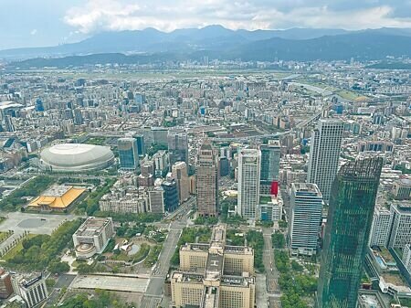 台北市政府推動降溫城市計畫,修訂「新建建築物綠化實施規則」,將原先推動建物法定空地綠化的「綠覆率」,改為整體建物基地綠化的「綠容率」,估計北市每年可增加5萬平方公尺立體綠化設施和1.5萬棵喬木。(張珈瑄攝)