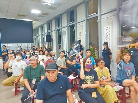 「銀河灣地方說明會」29日晚間在蘆洲召開,湧進近700位居民到場發聲表態。(張鎧乙攝)