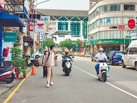 高鐵左營站前道路長年缺乏人行道,高雄市交通局將在重信路施作250公尺標線型人行道。(任義宇攝)