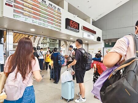 台鐵花東優惠點數加倍回饋系統出現故障問題,已2周無法運作引發民怨四起。圖為花蓮火車站。(王志偉攝)