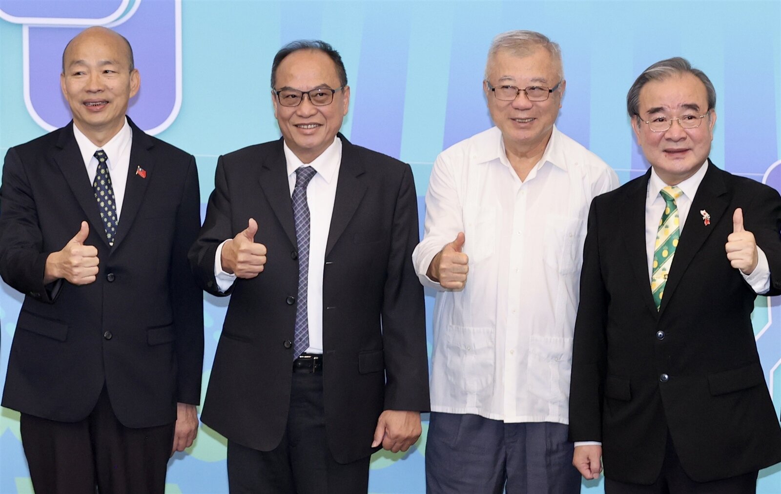 立法院長韓國瑜(左)出席中華民國農訓協會論壇,呼籲政府勿犧牲農民利益換取對美關稅。記者許正宏/攝影