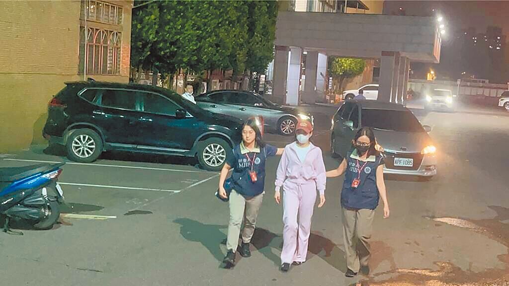 新北地檢署4月21日指揮調查局搜索「群海娛樂」等5處，約談家寧及其父母等共9人，家寧（中）穿著一身粉紅色運動裝晚間7時許移送檢方複訊。圖／民眾提供