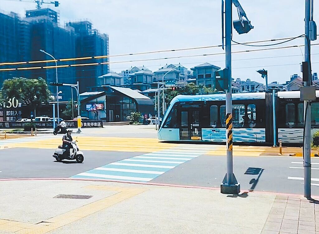 新北市民眾反映，「淡海輕軌」沿線人行號誌顯示綠燈倒數時，秒數突然從15秒跳回0秒後轉為紅燈。圖／議員鄭宇恩服務處提供