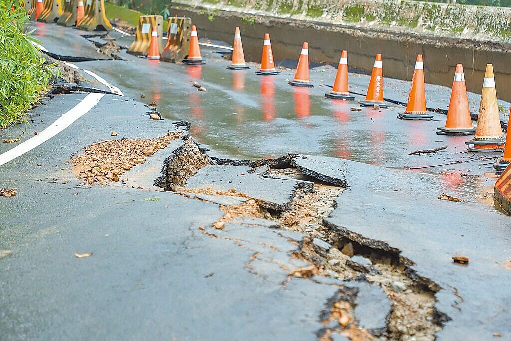 嘉124線路基破裂嚴重,以三角錐警戒管制。圖/嘉縣府提供