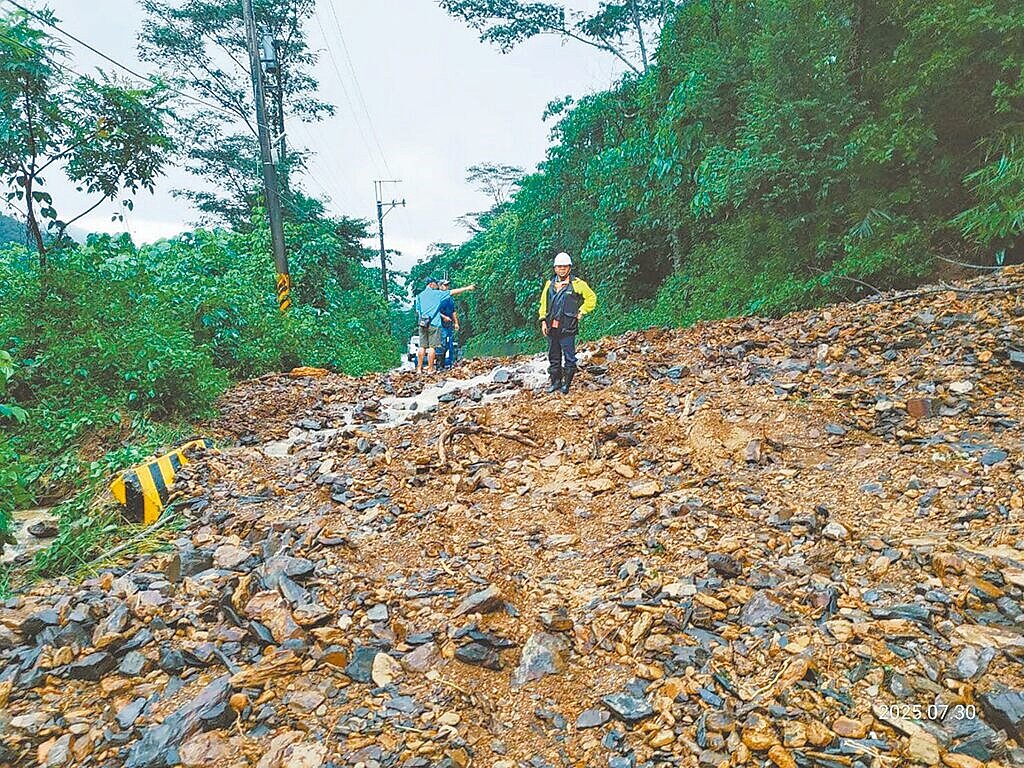 屏東縣來義鄉凱南聯絡道30日因土石嚴重崩落暫時封路,從上午8時搶修至下午3時終於可以單線通車。圖/來義鄉公所提供
