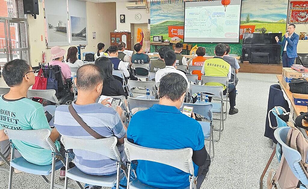 台南市仁德地區鐵路立體化可行性研究已有初步成果，市府交通局將於8月5日下午6時30分在文賢國小舉辦第2場地方說明會。圖為今年6月26日交通局在成功里活動中心辦理的第1場地方說明會。圖／交通局提供
